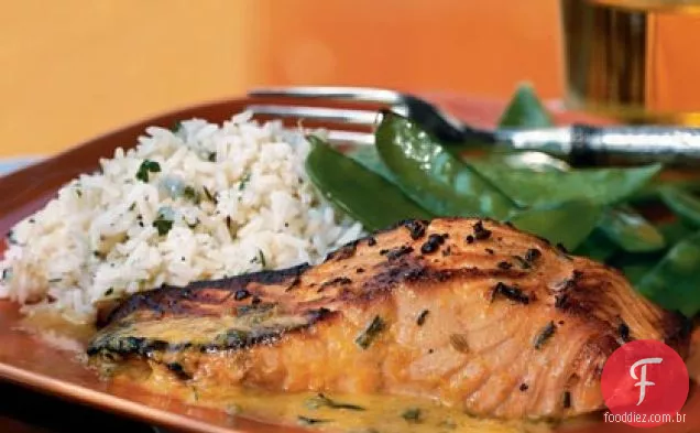 Salmão com molho de laranja-erva-doce