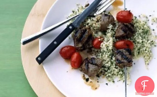 Kebabs de carne e uva-tomate