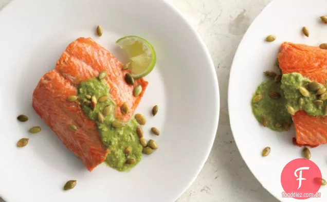 Salmão grelhado com semente de abóbora-pesto de coentro