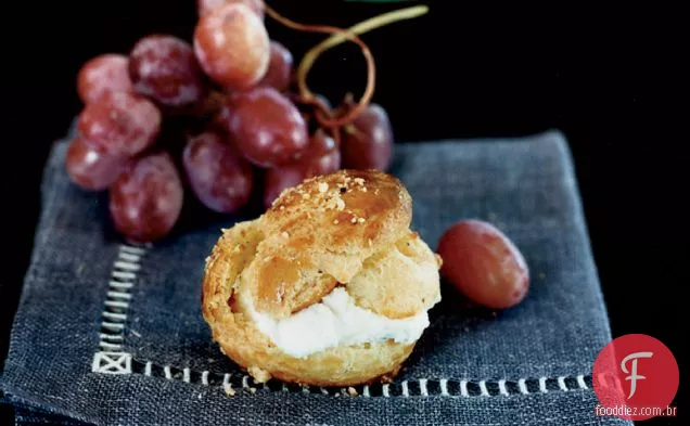 Profiteroles de avelã com queijo azul e uvas