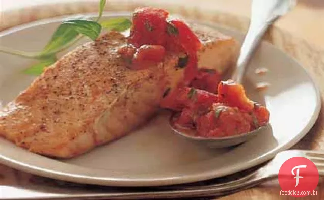 Salmão assado com tomate e estragão