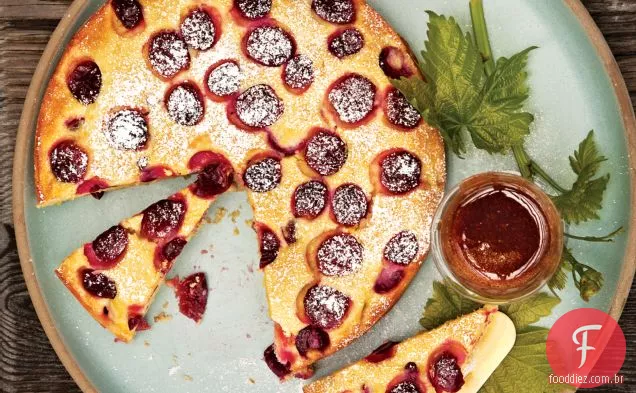 Bolo de colheita com uvas e xarope Sangiovese