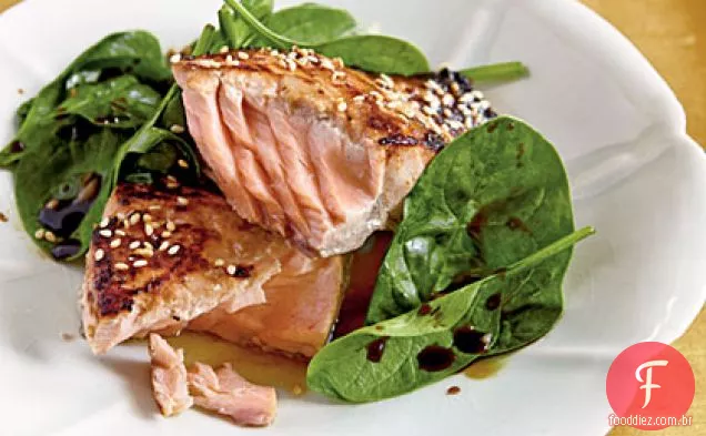 Salmão Miso-vitrificado com espinafre murcho
