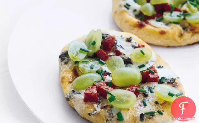 Pizza grelhada de Wrede com uvas e Soppressata