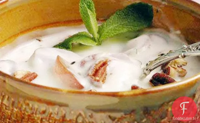 Salada Raita de uvas vermelhas e hortelã