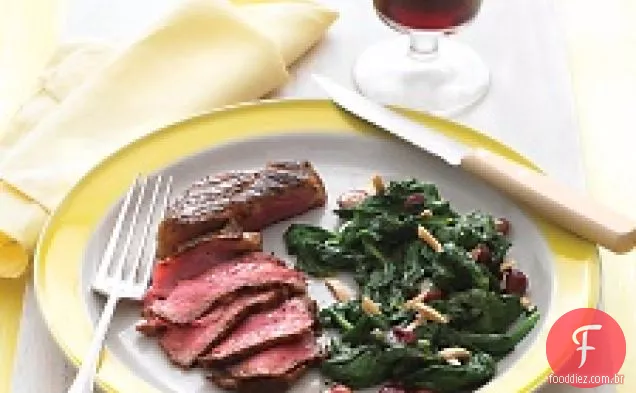 Bife assado com espinafre, uvas e amêndoas