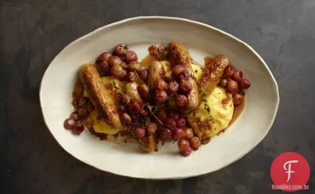 Polenta Cremosa Com Salsichas E Uvas Assadas