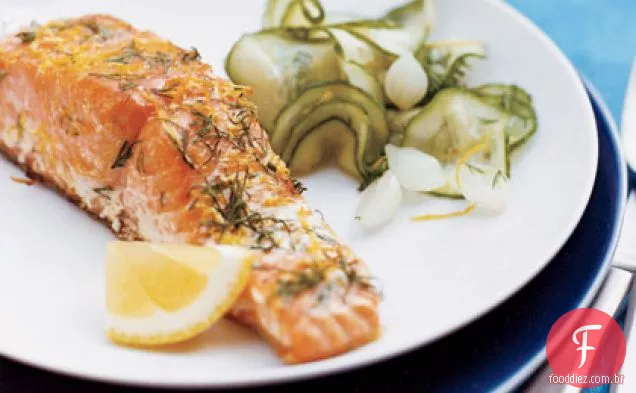 Salmão grelhado com limão e endro com salada de pepino