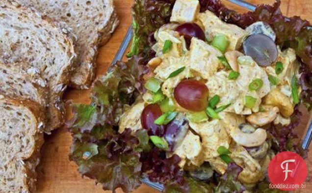 Salada De Frango Com Curry Com Uvas E Cajus