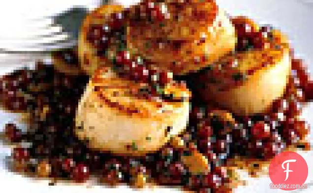Vieiras em forma de panela com uvas champanhe e amêndoas