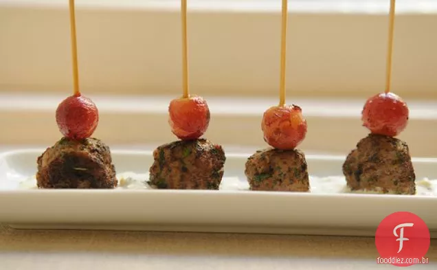 Almôndegas estilo Kefta com uvas grelhadas e molho de iogurte