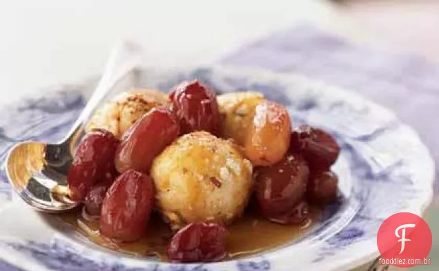 Bolas de ricota revestidas de avelã com uvas torradas