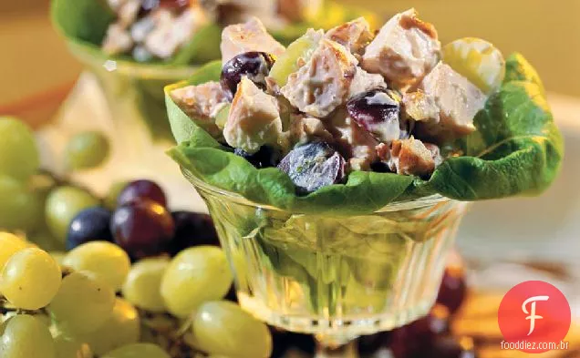 Salada de frango com uvas e nozes