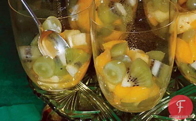 Copo de frutas com calda de limão