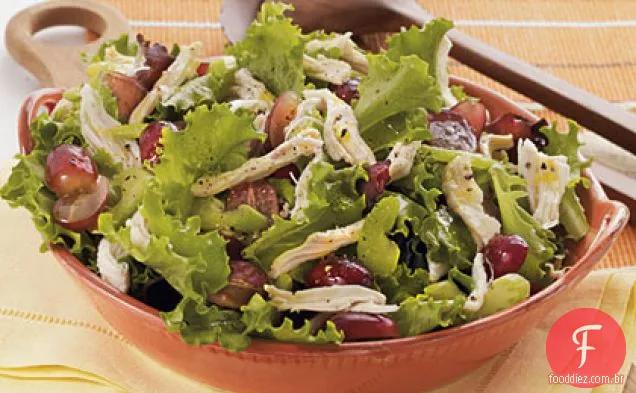 Salada de frango com uvas vermelhas e molho de citrinos e mel