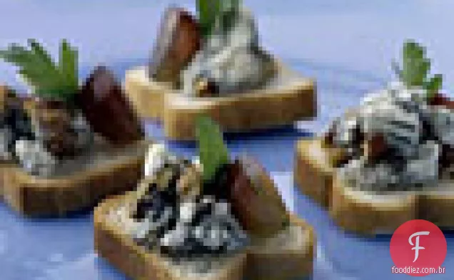 Canapés de queijo azul com nozes e uvas