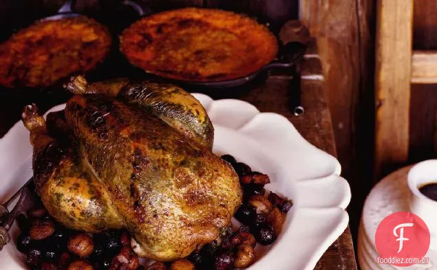 Frango assado com uvas, castanhas e manteiga de estragão