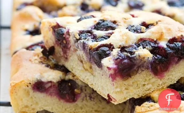 Focaccia Da Noz Da Fubá Com Uvas Do Concord E Gorgonzola