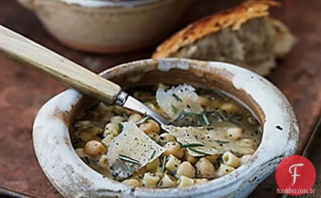 Sopa de grão de bico e macarrão