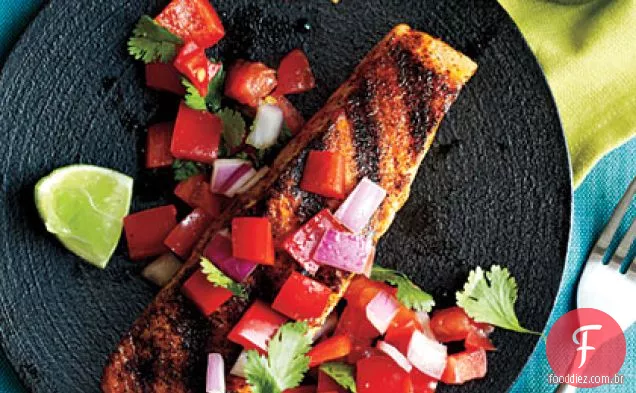 Salmão grelhado na panela com Salsa de pimenta vermelha