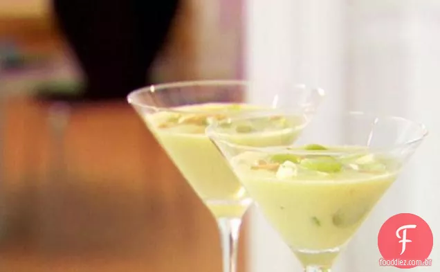 Gaspacho branco com uvas e amêndoas torradas
