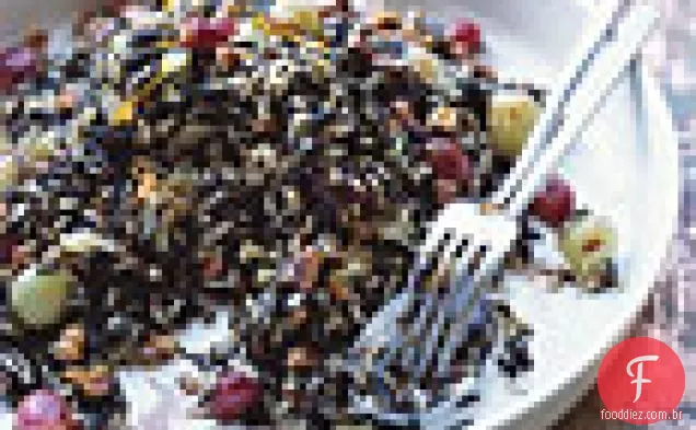 Molho de arroz selvagem com uvas torradas e nozes