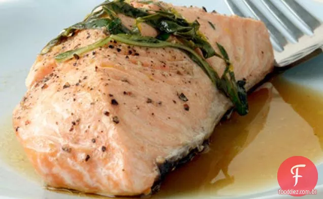 Salmão grelhado com alho, limão e manjericão