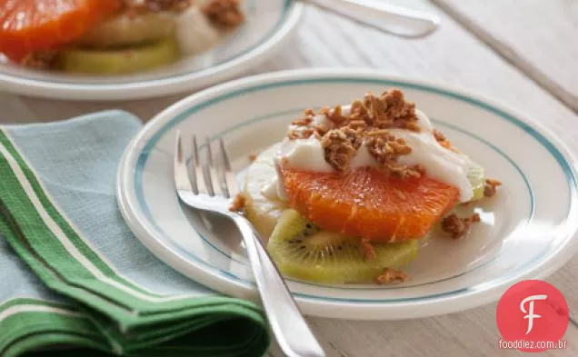 Frutas tropicais com molho de mel e iogurte