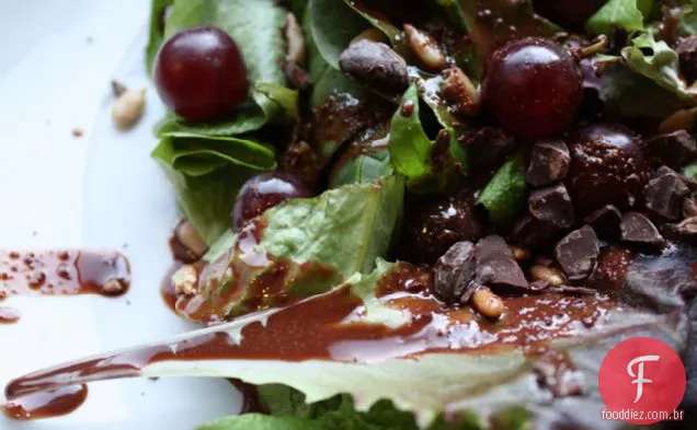 Salada De Primavera Com Molho De Cardamomo De Chocolate Escuro