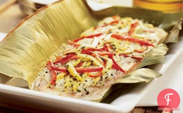 Salmão com caranguejo e legumes em um pacote de papel alumínio