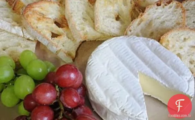 Brie Servido Com Crostini E Uvas
