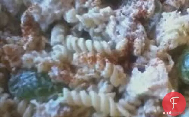 Salada da massa da galinha da empresa com uvas