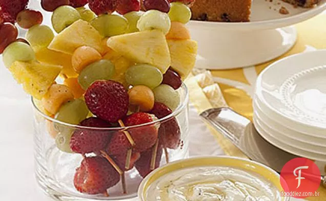 Kebabs de frutas com molho de molho de mel e iogurte