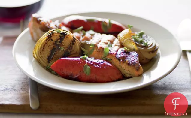 Salmão grelhado com cebola doce e pimentão vermelho