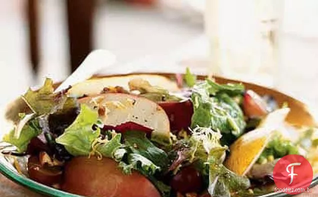Salada de maçã, pêra e Cheddar de outono com nozes