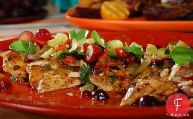 Salada de frango grelhado com esmalte de Damasco, vinagrete de mostarda caseiro e Salada De Uva