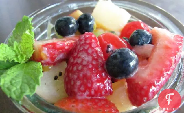 Salada de frutas de Melissa com molho de menta e iogurte