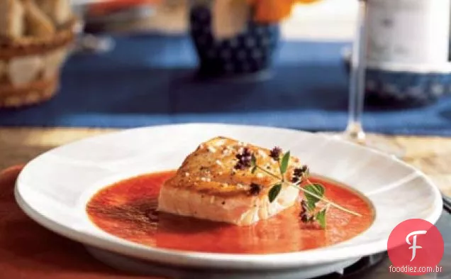 Salmão grelhado com molho de tomate assado