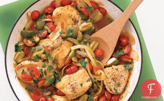 Frango dourado com tomate e azeitonas