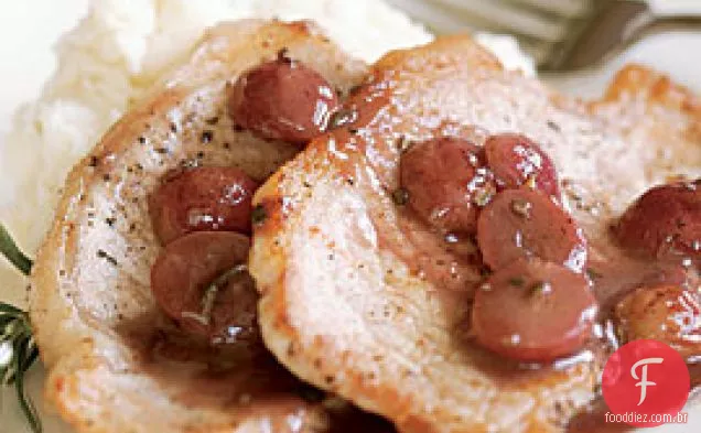 Costeletas De Porco Salteadas Com Molho De Uva, Alecrim E Panela De Vinho Tinto