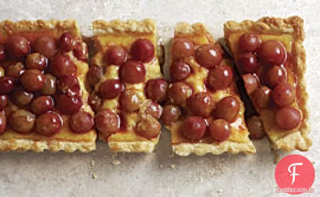 Torta de creme com uvas escalfadas com vinho