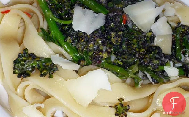 Tagliatelle Com Brotar Roxo Brócolis, Anchovas E Pecorino