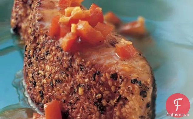 Pimenta, coentro e salmão com crosta de sementes de gergelim