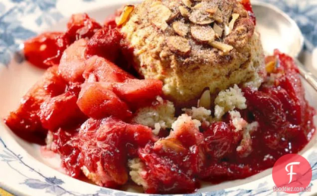 Cranberry-sapateiro de maçã com biscoitos de canela