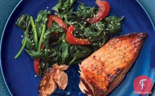 Salmão vidrado com mel e soja com espinafre e pimentão