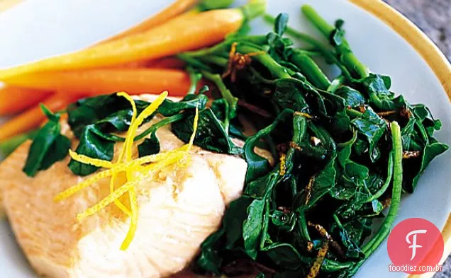 Salmão com agrião murcho e molho de limão-balsâmico
