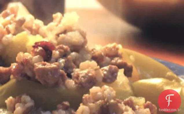 Saudável e delicioso: maçãs assadas com pilaf de cevada-salsicha