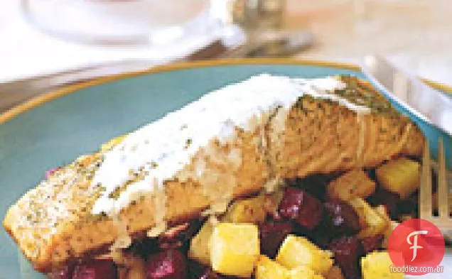 Salmão com creme de rúcula e beterraba refogada com soja
