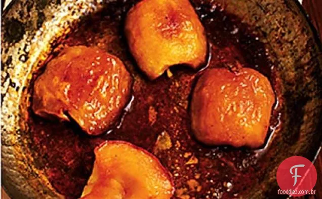Maçãs assadas com molho de Creme de leite coalhado