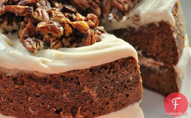 Bolo De Especiarias De Maçã Caramelizada Com Glacê Brie E Nozes Açucaradas